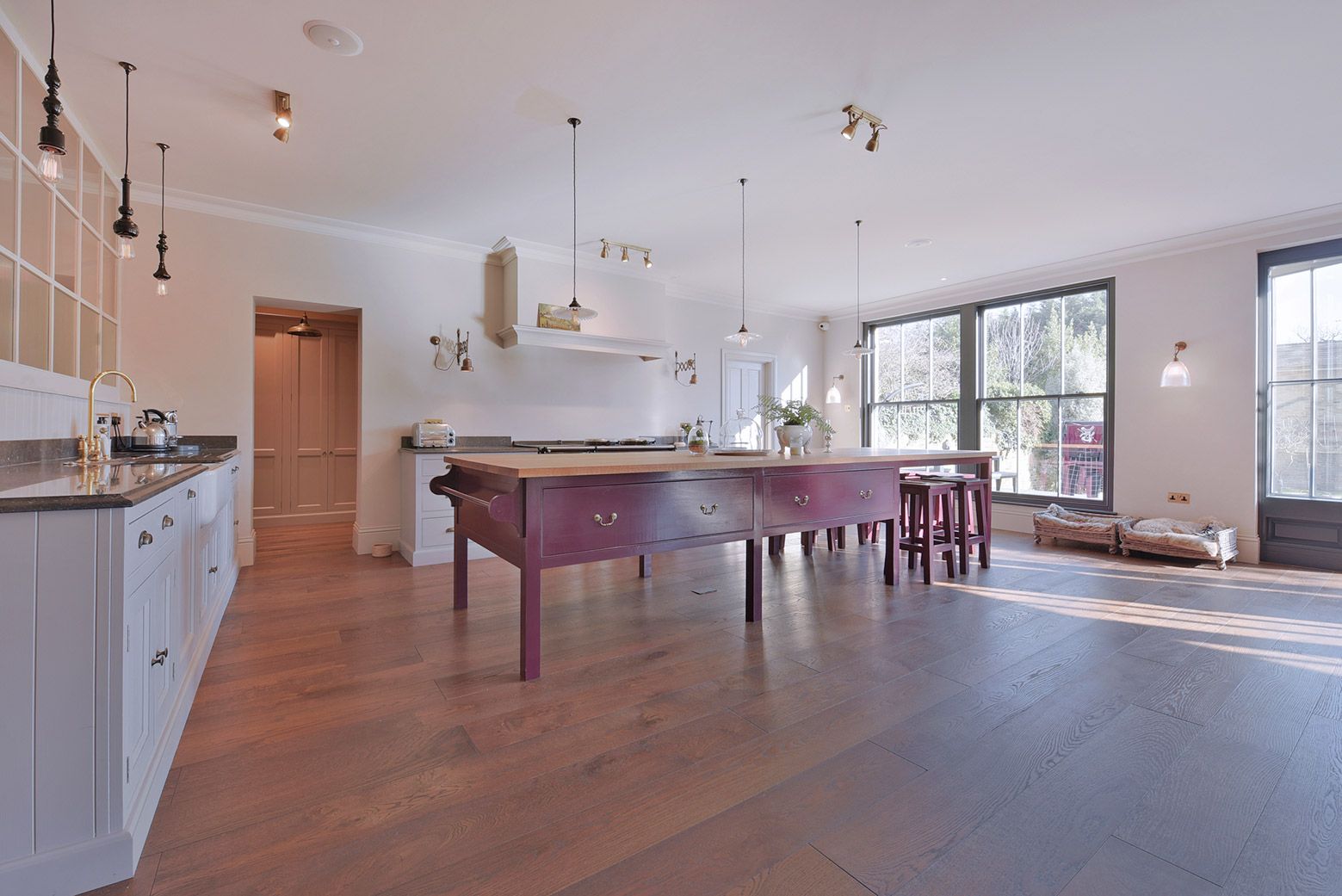 The kitchen/diner features a movable island